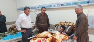 شاندێکی YNDK بە نوێنەرایەتیى غەفوور مەخموورى بریندارەکانی مەخموور بەسەردەکاتەوە