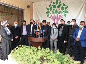 نوێنه&zwnj;ریYNDK له&zwnj;گه&zwnj;ڵ ژماره&zwnj;یه&zwnj;ك لایه&zwnj;نی سیاسیی و ڕۆشنبیران پشتیوانیی HDP دەکه&zwnj;ن